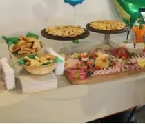 Mesa de espera salada en un cumpleaños