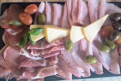 Tabla con fiambres, quesos, frutos secos y panera